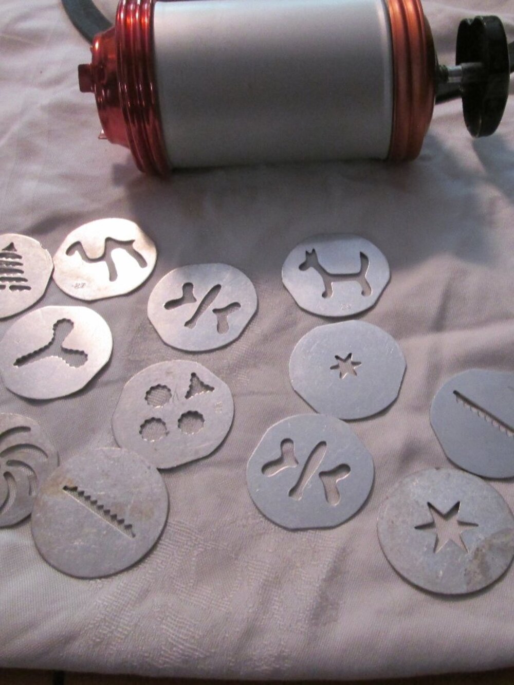 Vtg Mirro copper end decorating cookie press wth 12 disc and two decorating tip